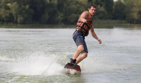 Yeşil parkta gölet erkek wakeboarder.