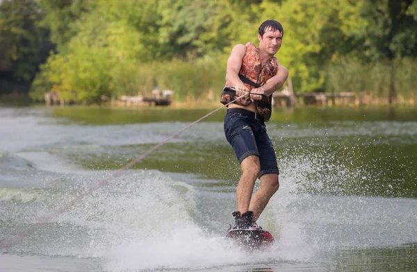 Hombre Wakeboarder Estanque Parque Verde — Foto de Stock