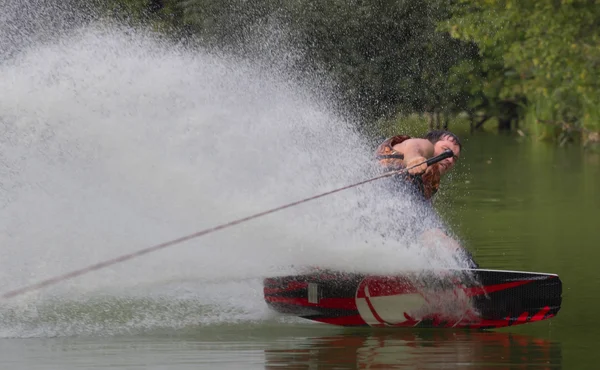 Hombre Wakeboarder Estanque Parque Verde — Foto de Stock