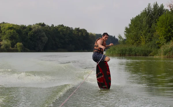 Mężczyzna Wakeboarder Staw Zielonym Parku — Zdjęcie stockowe