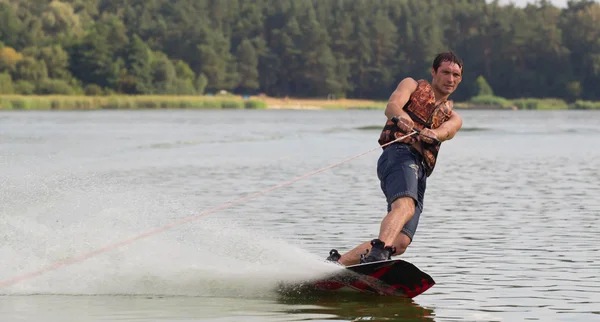 Hombre Wakeboarder Estanque Parque Verde — Foto de Stock