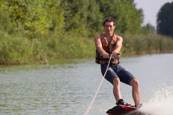 Hombre Wakeboarder Estanque Parque Verde — Foto de Stock