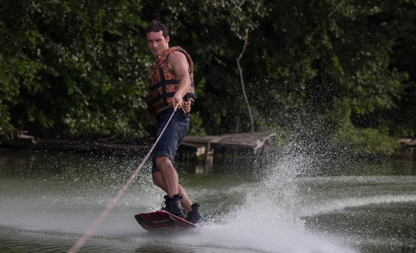 Hombre Wakeboarder Estanque Parque Verde — Foto de Stock