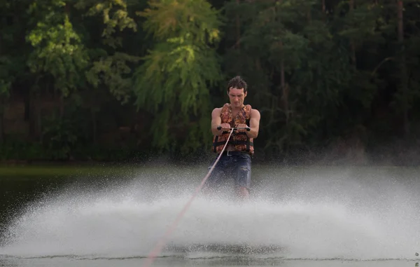 緑の公園の池の男性ウェイクボーダー — ストック写真