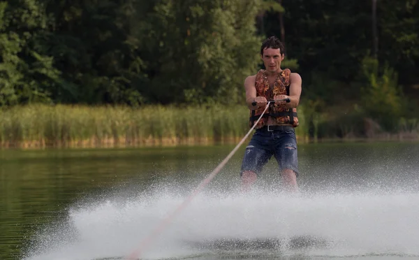 Yeşil parkta gölet erkek wakeboarder.