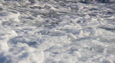 Karadeniz kıyısında dalgalar. Sıçrama suyu