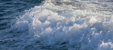 Karadeniz kıyısında dalgalar. Sıçrama suyu