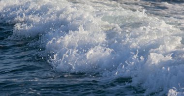 Karadeniz kıyısında dalgalar. Sıçrama suyu