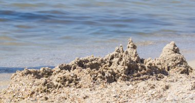 İnşa edilmiş ev kum kale kumsalı deniz güney kıyısında kuleli