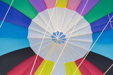 paraşüt gökyüzünde renkli çizgili. Yukarı clouse