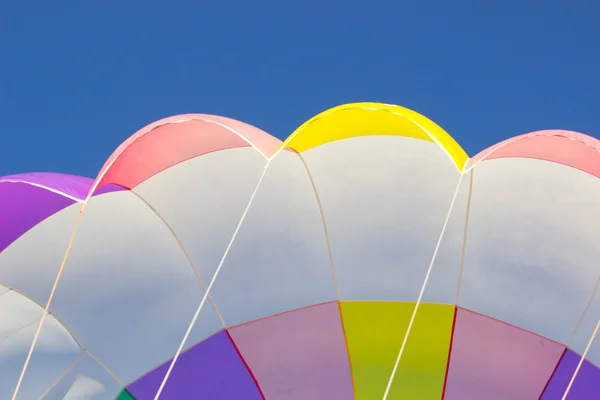 Les Rayures Colorées Parachute Dans Ciel Clouse — Photo