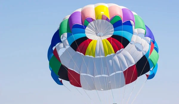 Strisce Colorate Paracadute Nel Cielo Arruffato — Foto Stock