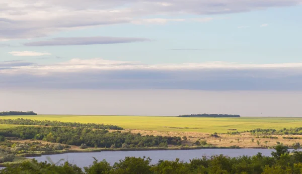 Campo Grama Lago Céu Azul Sol Manhã — Fotografia de Stock