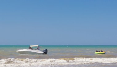 Bir şişme tüp su üzerinde sürme. Mükemmel yaz tatili. Yaz su sporları