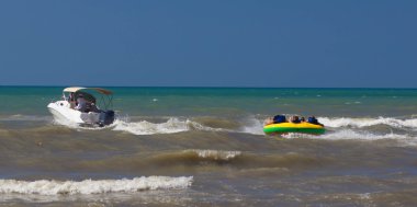 Bir şişme tüp su üzerinde sürme. Mükemmel yaz tatili. Yaz su sporları