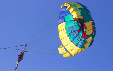 Deniz beach yakınındaki mavi gökyüzünde parasailing.