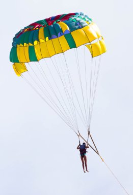 Deniz beach yakınındaki mavi gökyüzünde parasailing.