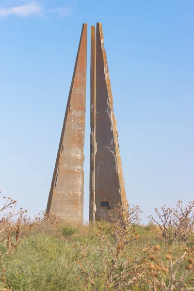 Um monumento à cabeça da revolta no cruzador "Ochakov" Tenente P. Schmidt, na ilha de Berezvn no Mar Negro — Fotografia de Stock