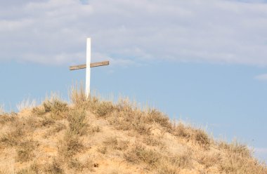 mavi arka plan tepede tahta haç