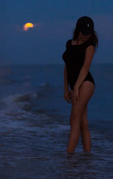 Mujer Playa Bajo Luz Luna Por Noche — Foto de Stock