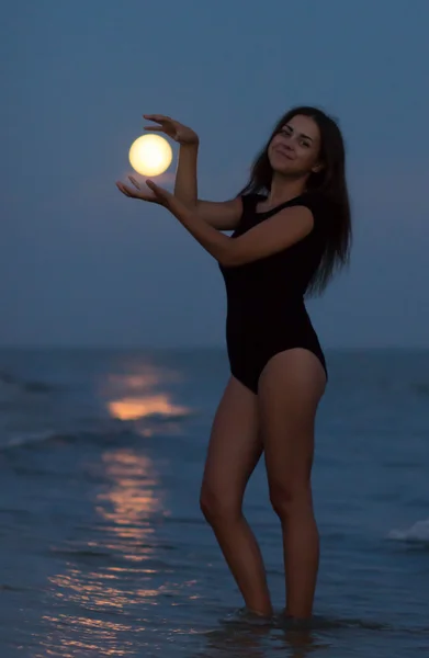 Žena Pláži Pod Moonlight Noční Době — Stock fotografie