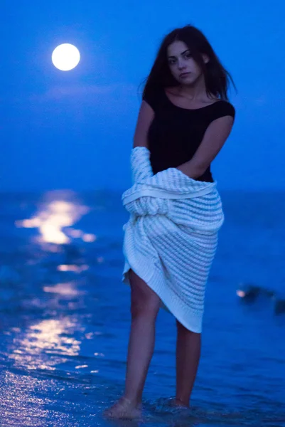 Mujer Playa Bajo Luz Luna Por Noche — Foto de Stock