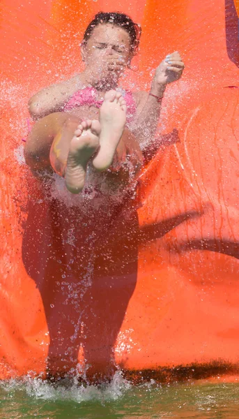 Gelukkig Meisje Plezier Waterpret Park Springen Spetteren Het Buitenzwembad Aqua — Stockfoto