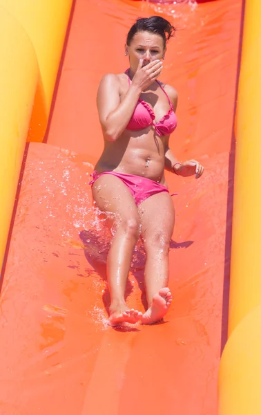 Menina Feliz Divertindo Parque Diversões Água Saltando Salpicando Piscina Livre — Fotografia de Stock