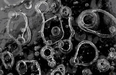 Doku yapısı arka planda beyaz kış, nehir buzu hava kabarcıkları durgun. Buz üzerindeki çizimler oluştu. Şiddetli soğuk su. Bir kanalda denize akan büyük doğal bir su akıntısı, bir göl.