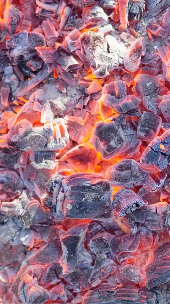 Fondo vertical de un fuego, leña y carbones conflagrantes —  Fotos de Stock