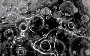 Doku yapısı arka planda beyaz kış, nehir buzu hava kabarcıkları durgun. Buz üzerindeki çizimler oluştu. Şiddetli soğuk su. Bir kanalda denize akan büyük doğal bir su akıntısı, bir göl.