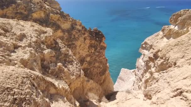 Cavernas do mar perto de Paphos, Chipre. — Vídeo de Stock