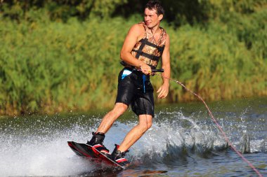 wakeboard üzerinde atlet