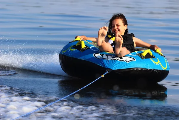 Chica feliz cabalgando en el agua —  Fotos de Stock