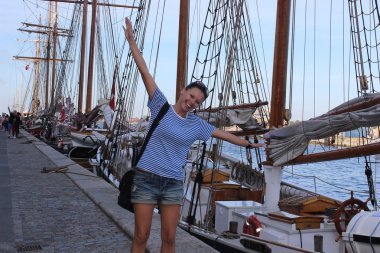 mutlu kız Kopenhag sevinçle atlama