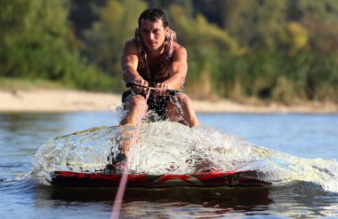 wakeboard üzerinde atlet