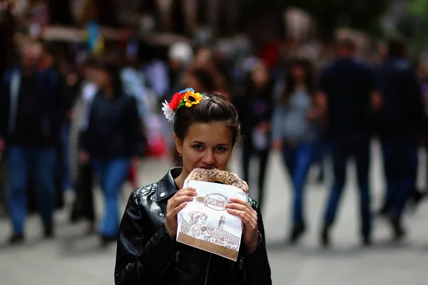 女孩吃百吉饼 — 图库照片