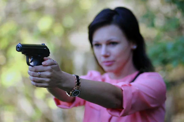Dívka s pistolí — Stock fotografie
