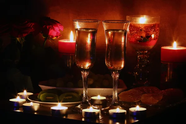 Noche romántica a la luz de las velas —  Fotos de Stock