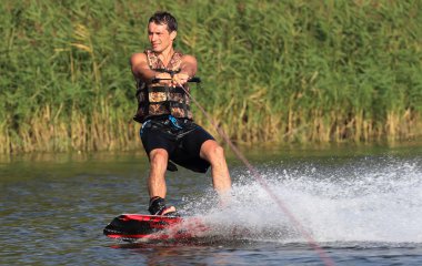wakeboard üzerinde atlet