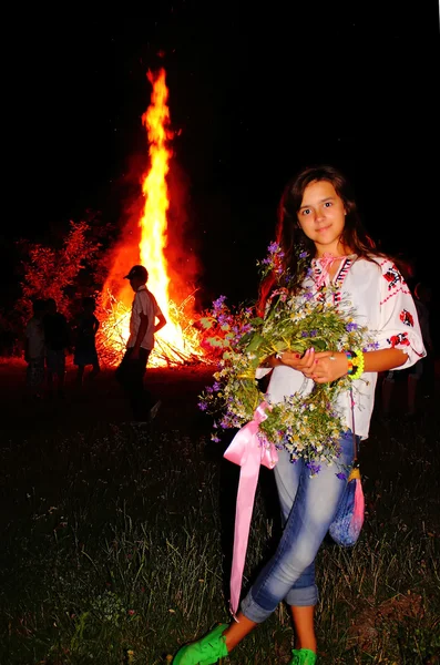 Midsummer na Ucrânia. A menina perto de uma fogueira — Fotografia de Stock
