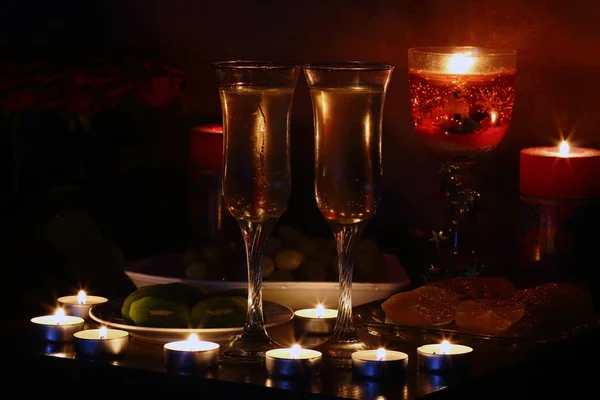 Serata romantica, champagne e candela — Foto Stock
