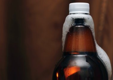 Plastik şişe bira şişeleri ile