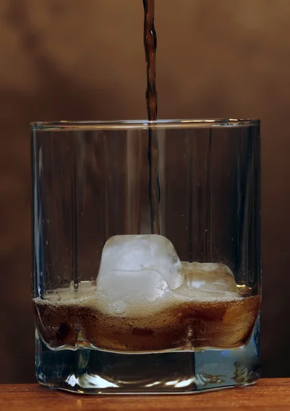 Gegoten in een glas whiskey — Stockfoto