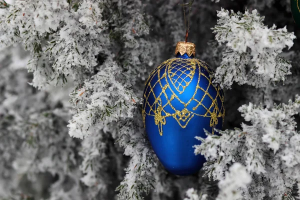 Fita vermelha na árvore de Natal com neve — Fotografia de Stock