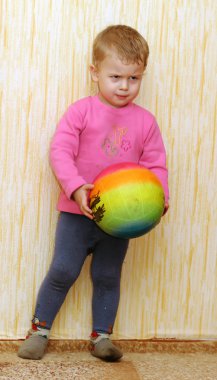 Bir renk topu ile mutsuz çocuk