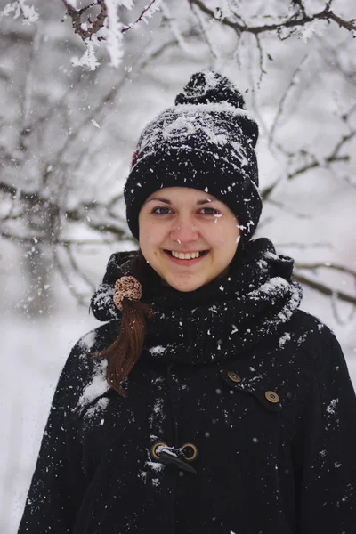 Dziewczyna zimą chodzić w śniegu — Zdjęcie stockowe
