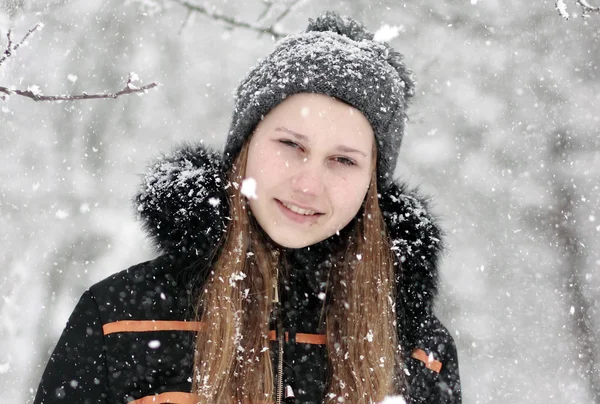 Zimní žena ve sněhu. — Stock fotografie