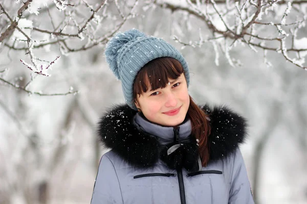 Ładna kobieta w winter park — Zdjęcie stockowe