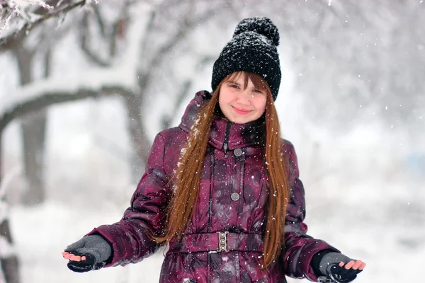 Portret dziewczynki w winter park — Zdjęcie stockowe